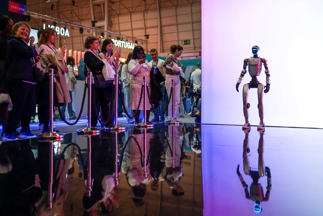 سباق الروبوتات البشرية يشتعل.. هل تجتاح "الموجة التالية من الذكاء الصناعي" حياتنا اليومية؟