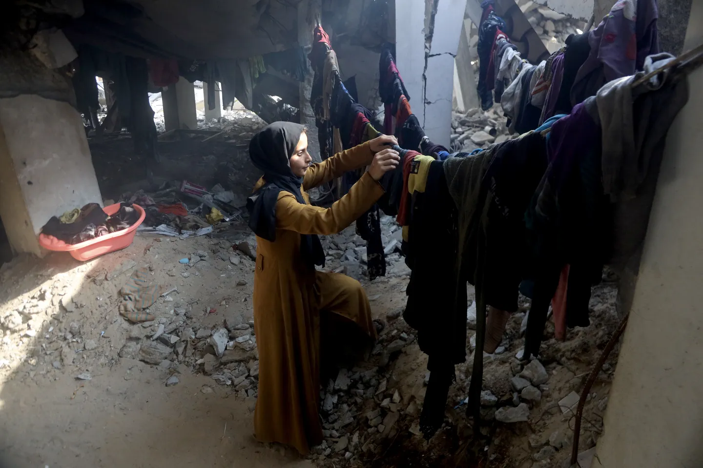 Raseljene palestinske porodice utočište potražile u ruševinama džamije na jugu Gaze