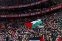 En images : les supporters du match Palestine-Pays basque manifestent leur soutien aux Palestiniens