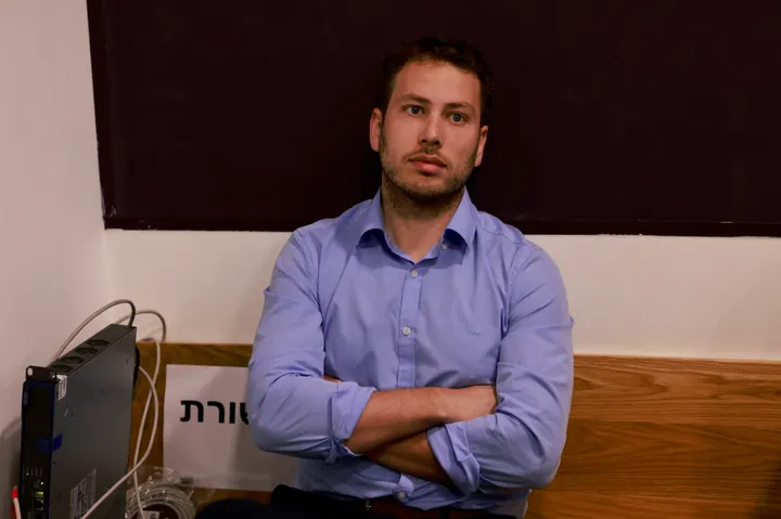 אבנר נתניהו מוכר דירה באוקספורד בהפסד – חשיפה מעוררת שאלות על צנזורה ושקיפות