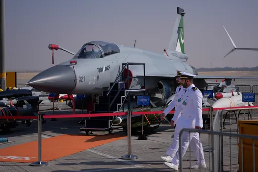 पाकिस्तान ने 'दोस्ताना देश' के साथ JF-17 लड़ाकू विमानों के लिए एक समझौता ज्ञापन पर हस्ताक्षर किए, जिनका इस्तेमाल मई में भारत के साथ हुई झड़प में किया गया था।