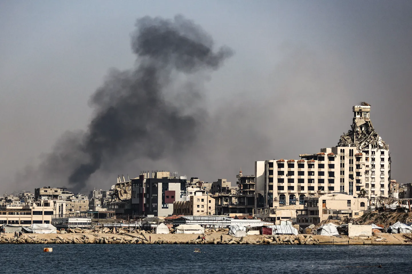 Четворица Палестинци убиени во израелските напади низ Газа во најновото кршење на прекинот на огнот