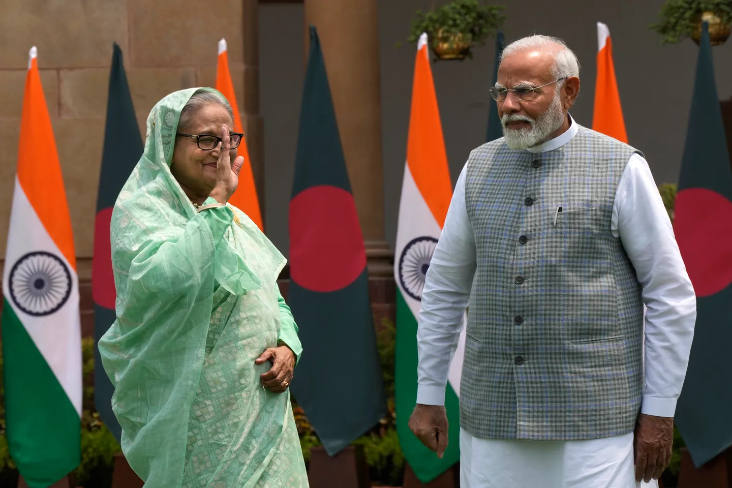 भारत बांग्लादेश के पूर्व प्रधानमंत्री हसीना को प्रत्यर्पित करने की मांग की जांच कर रहा है: अधिकारी