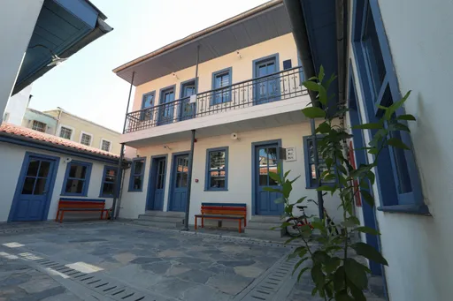 מהגירת ספרד ועד רחובות איזמיר: סיפורם של הקורטז'ים הכחולים ששורדים עד היום