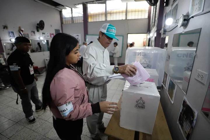 Trump warns Honduras over election delays, accuses commission of halting vote count