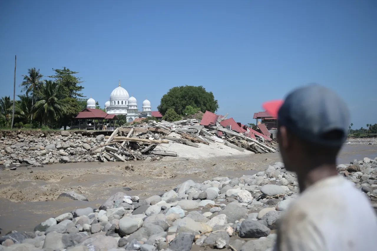 Ratusan warga terus mencari anggota keluarga yang hilang akibat bencana Sumatera