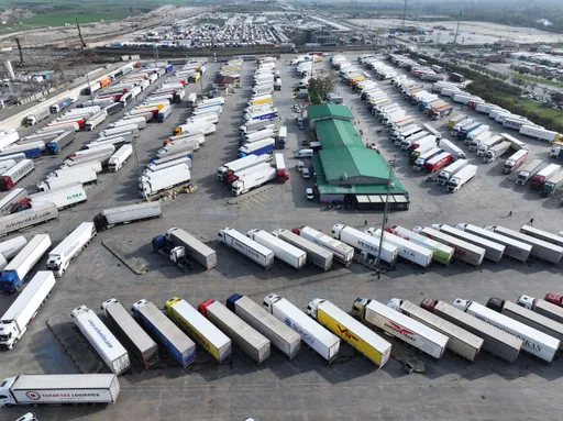 Fermerët grekë mbyllin vendkalimin Ipsala, shoferët e kamionëve kalojnë në pika të tjera kufitare