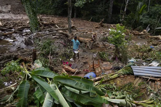 Sri Lanka cyclone survivors too fearful to return home, trapped in relief centres