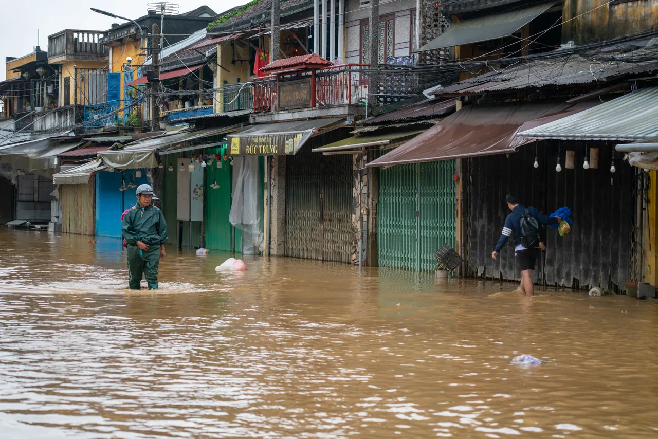 Áradások Vietnámban: két halálos áldozat, tucatnyi földcsuszamlás sújtja az országot