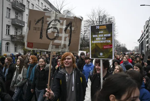 Mijëra studentë në protesta kundër ligjit të ri të shërbimit ushtarak në Gjermani