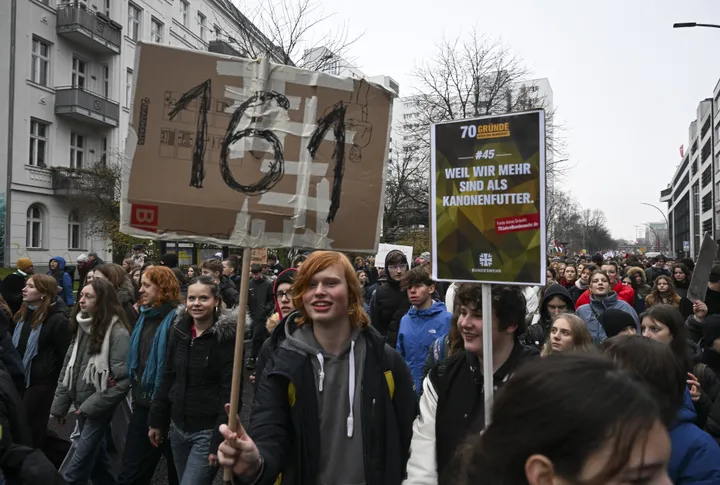 Mijëra studentë në protesta kundër ligjit të ri të shërbimit ushtarak në Gjermani