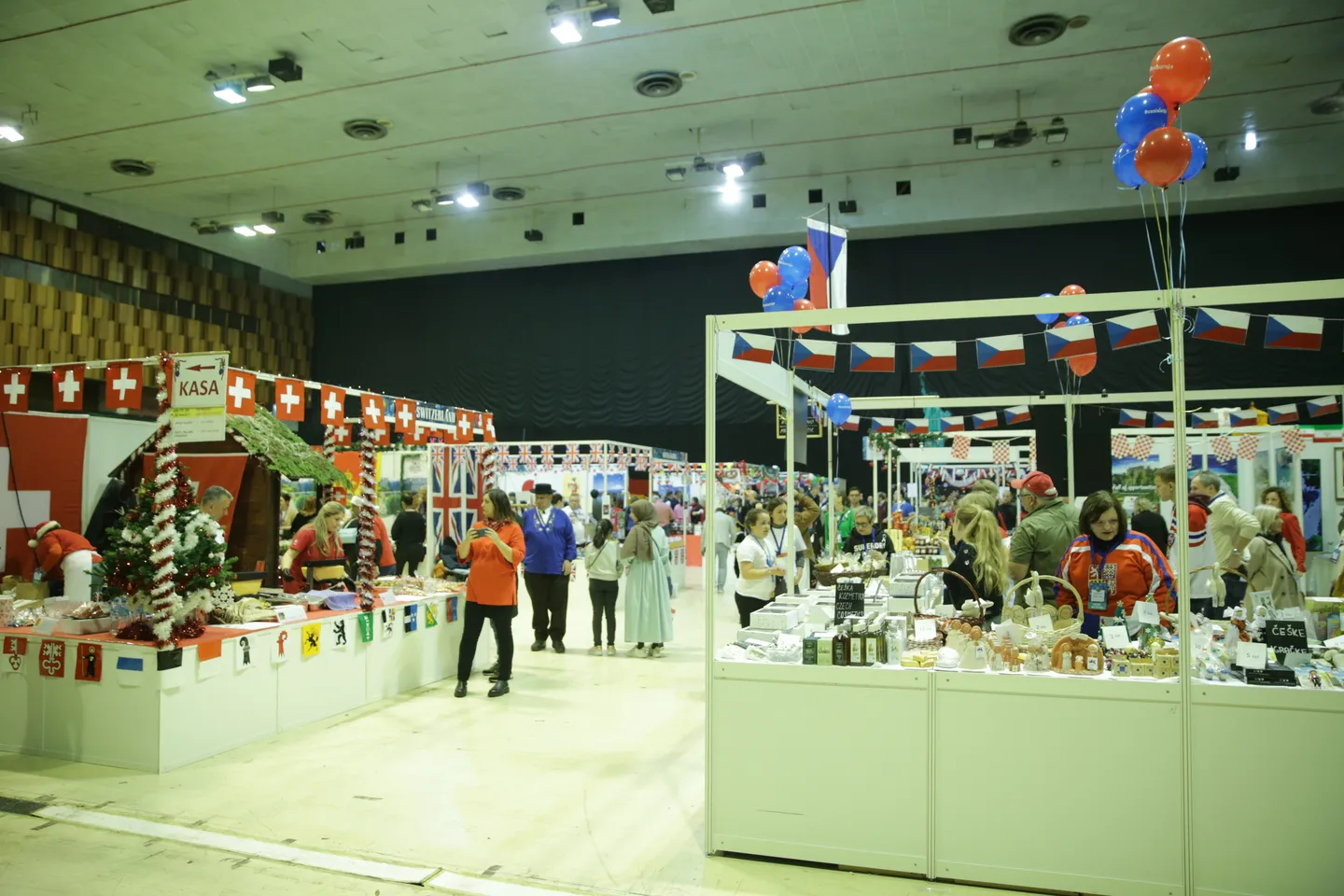 Diplomatski zimski bazar u Sarajevu okupio hiljade posjetilaca u humanitarnoj misiji s porukom "Zajedno možemo puno"