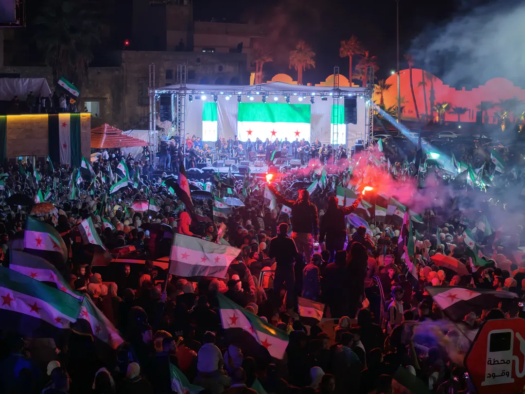 سۈرىيە خەلقى ئەسەد ھاكىمىيىتىنىڭ ئاغدۇرۇلۇشىنىڭ بىرىنچى يىلىنى  قىزغىن تەبرىكلىمەكتە