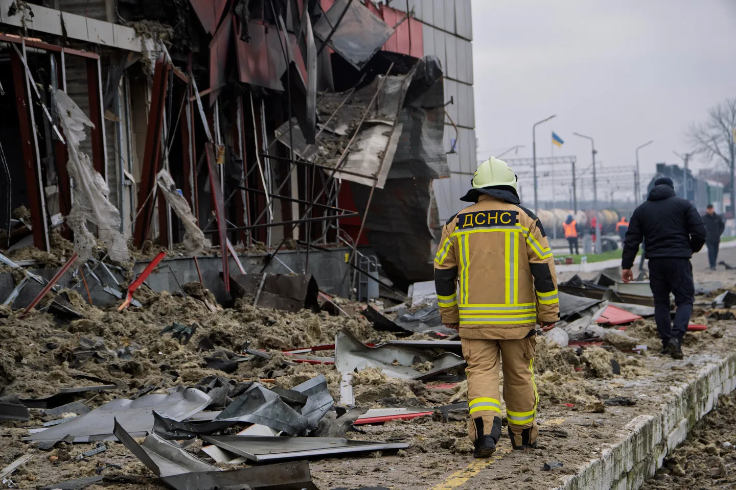 تصعيد روسي في أوكرانيا وموسكو تعلن إسقاط 77 مسيرة.. والكرملين يرحب باستراتيجية ترمب للأمن القومي