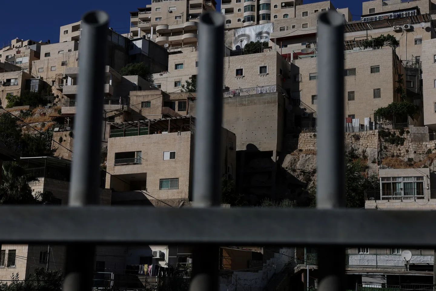 داخل المعركة اليومية في القدس.. تهديدات وغرامات ومحاولات خداع لدفع الفلسطينيين إلى البيع