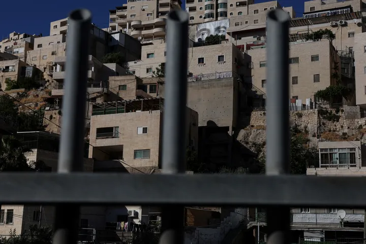 داخل المعركة اليومية في القدس.. تهديدات وغرامات ومحاولات خداع لدفع الفلسطينيين إلى البيع