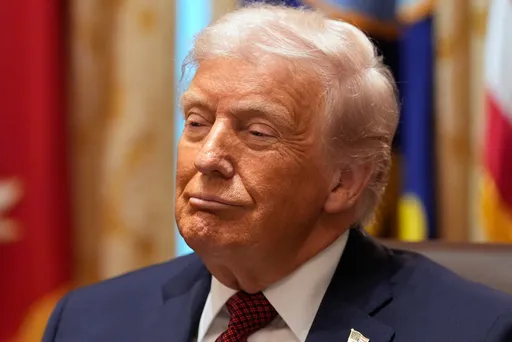 ”لوتري الغرين كارد".. ترمب يعلّق برنامج القرعة الشهير للهجرة إلى أمريكا