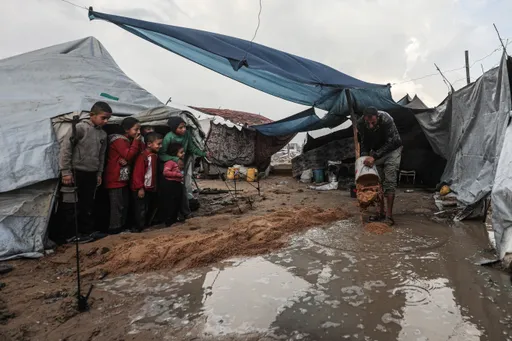 Reshjet e shiut përmbytin qindra tenda të të zhvendosurve në Gaza