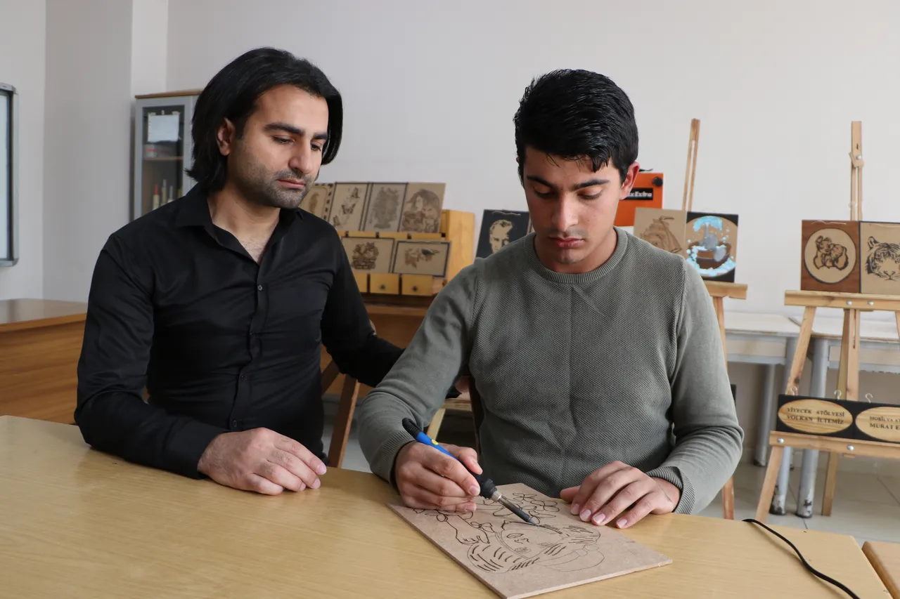 I riu me autizëm shfaq talentin e tij përmes artit të djegies së drurit