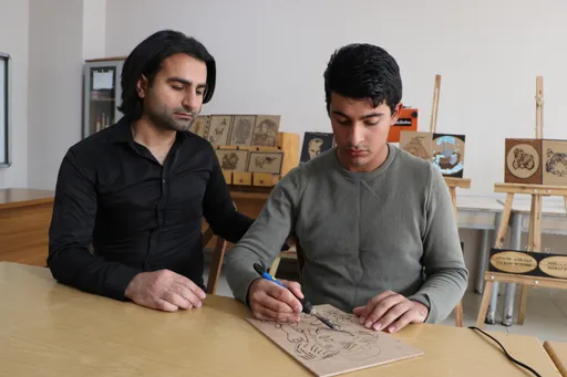 I riu me autizëm shfaq talentin e tij përmes artit të djegies së drurit