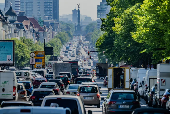 Änderungen 2026: CO2-Emissionen und Deutschlandticket werden teurer