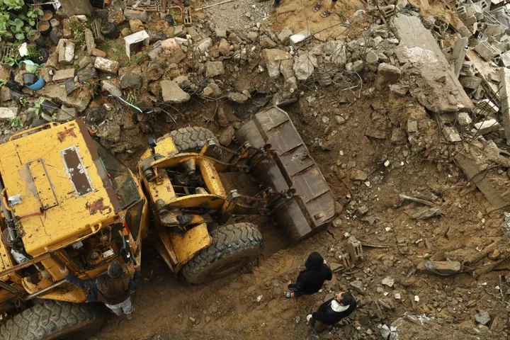 المنازل المنهارة في غزة.. خطرٌ قاتل يُهدد الناجين من القصف الإسرائيلي