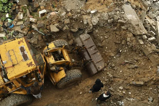 المنازل المنهارة في غزة.. خطرٌ قاتل يُهدد الناجين من القصف الإسرائيلي