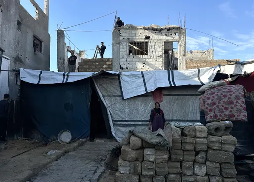 Gaza, familjet e zhvendosura kthehen në shtëpitë e dëmtuara ndërsa shiu përmbyt kampet