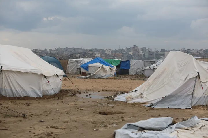 انتشال 6 فلسطينيين بعد انهيار منزل بفعل العاصفة غرب غزة.. وقصف إسرائيلي متفرق بالقطاع