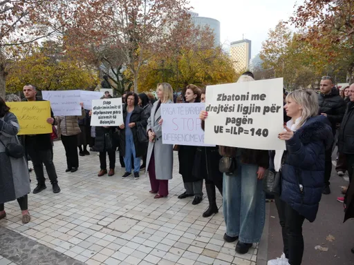 Mësuesit në protestë për depolitizim të arsimit, kërkojnë rikthimin e legjitimitetit të diplomave