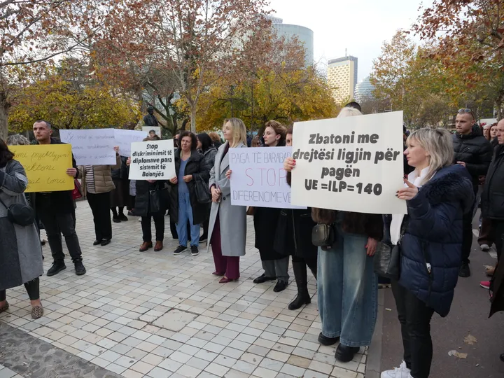 Mësuesit në protestë për depolitizim të arsimit, kërkojnë rikthimin e legjitimitetit të diplomave