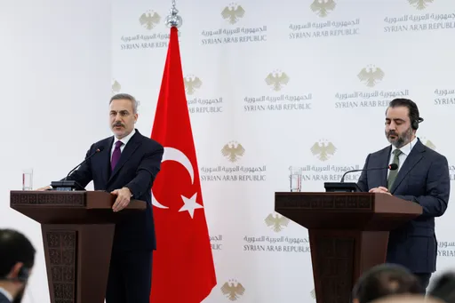 فيدان يؤكد أن "قسد" لا تنوي إحراز تقدم بمحادثات الاندماج مع دمشق.. والشيباني: التأخر يعرقل الإعمار