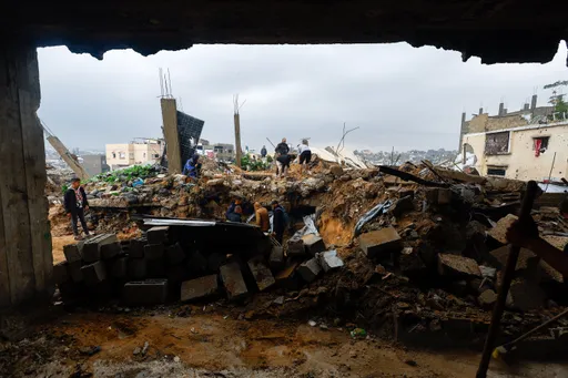 منخفض جوي يودي بحياة فلسطينية ويغرق خيام النازحين في غزة