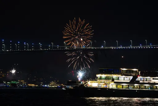 أجواء فرحة وألعاب نارية.. إسطنبول تحتفل بدخول العام الجديد