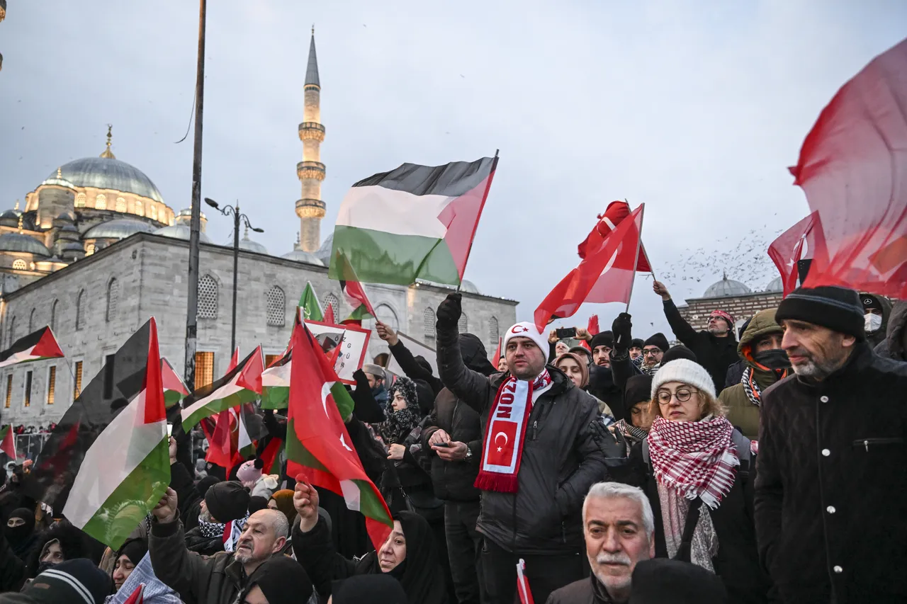 مئات آلاف يتجمعون على جسر غلَطة في إسطنبول للمطالبة بوقف المجازر في غزة