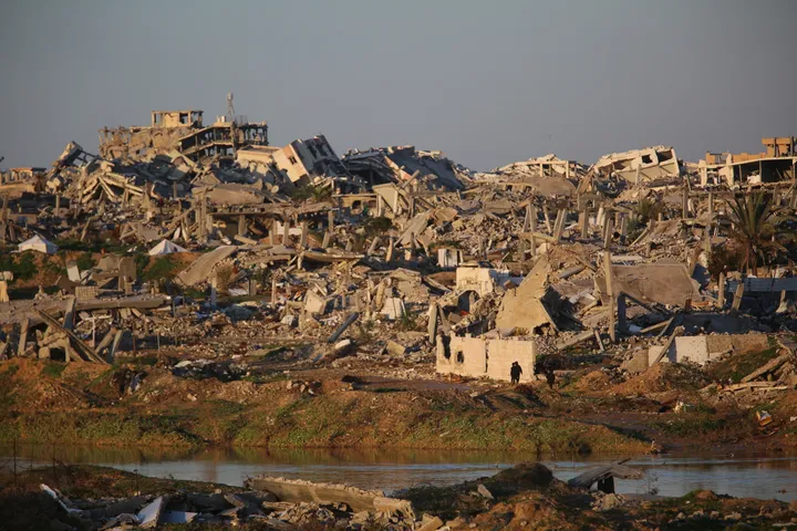 استشهاد 3 فلسطينيين يرفع حصيلة الخروقات في غزة إلى 420.. والاحتلال يلغي تراخيص 37 منظمة إغاثية