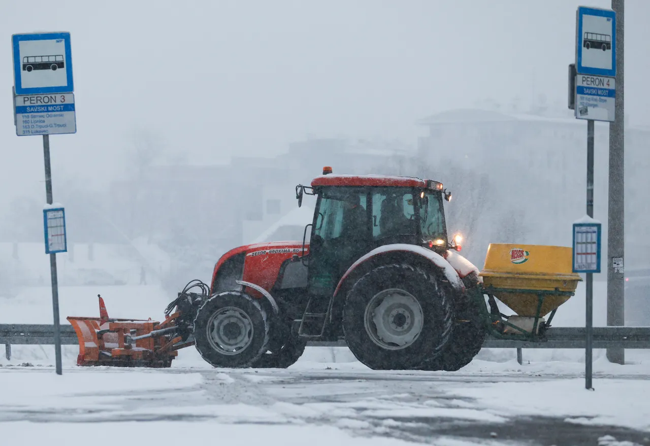 Stotine ekipa gradskih službi angažirane u Zagrebu zbog snijega