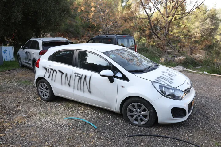 الضفة.. إصابة 3 فلسطينيين وتخريب مركبات في اعتداءات نفذها مستوطنون