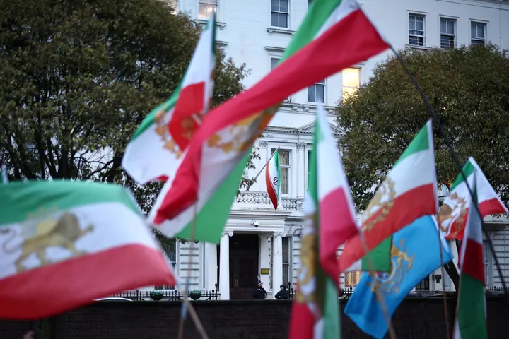 Protesters raise pre-1979 Iranian flag at Tehran's London embassy