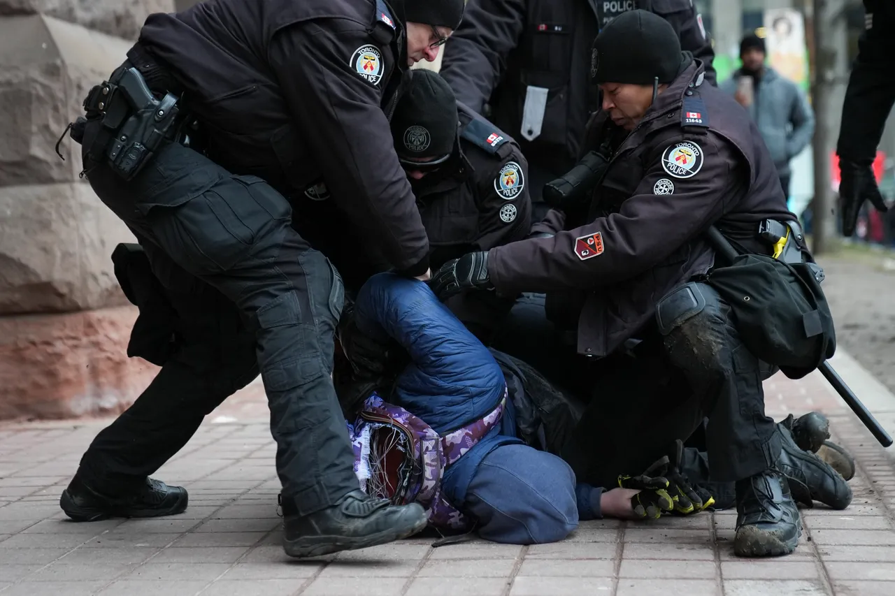 Tubimet anti-imigracion dhe kundër-demonstratat në Toronto përfundojnë me 11 të arrestuar
