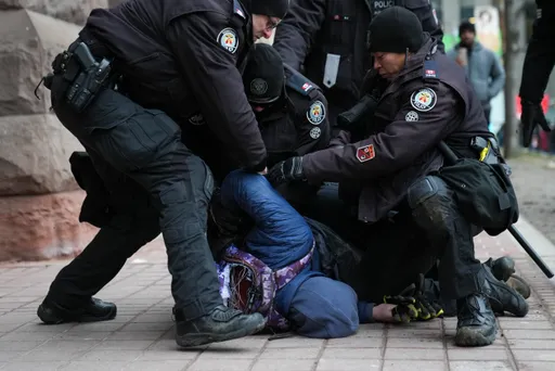 Tubimet anti-imigracion dhe kundër-demonstratat në Toronto përfundojnë me 11 të arrestuar