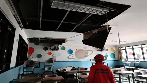 Plafon SDN di Pademangan Timur roboh saat siswa santap MBG