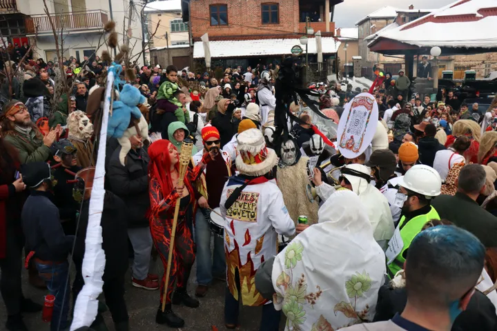 Со традиционално дефиле на маски и костуми започна Вевчанскиот карневал