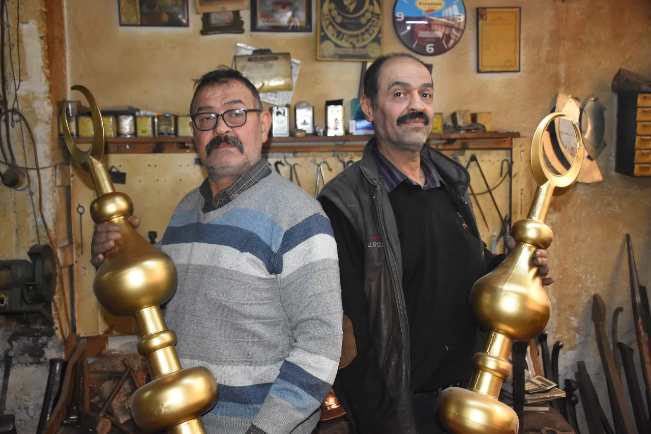 Ahmeti dhe Mehmeti, vëllezërit që zbukurojnë xhamitë anembanë botës me bakër