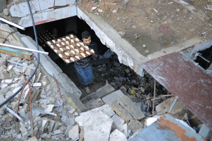 Miris peciva iz ruševina: Pekara oštećena u izraelskim napadima u Gazi nastavlja proizvodnju