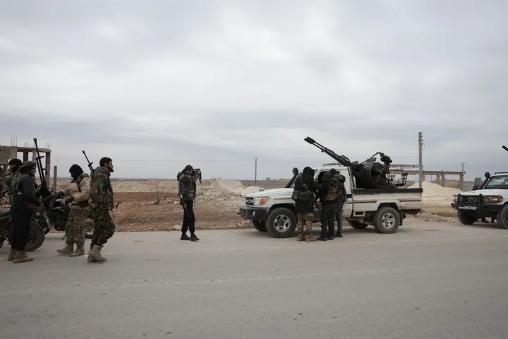 الجيش السوري يبسط سيطرته على كامل دير حافر شرق حلب بعد انسحاب YPG الإرهابي