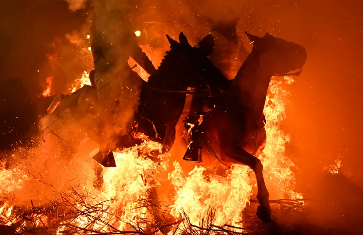 Tradicija duga četiri stoljeća godina: Jahači u Španiji skokom kroz vatru skidali grijehe