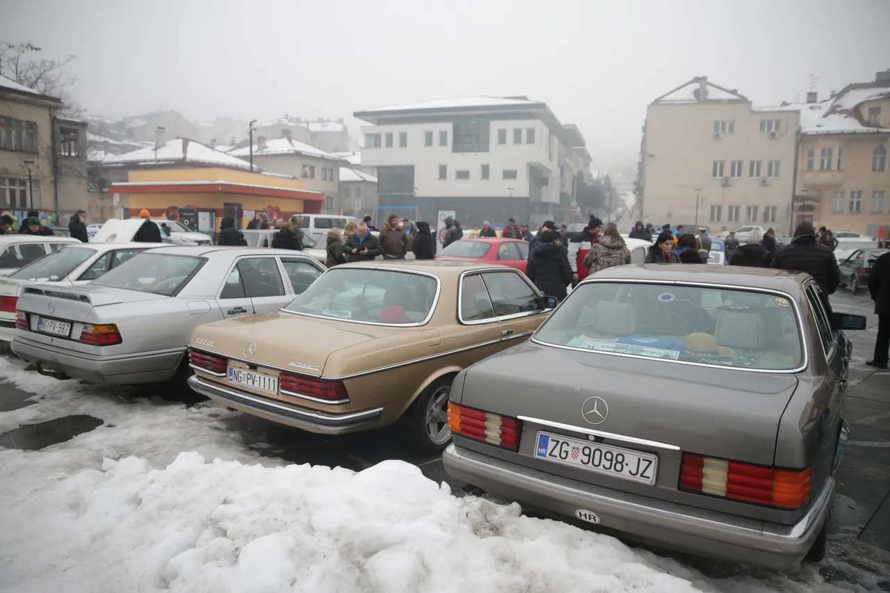 Stari automobili koji povezuju Suboticu i Sarajevo izloženi u glavnom gradu BiH