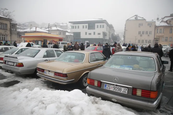 Stari automobili koji povezuju Suboticu i Sarajevo izloženi u glavnom gradu BiH