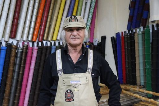 Mjeshtri i  nejit  prodhon instrumente nga kallamat që rrit në kopshtin e tij